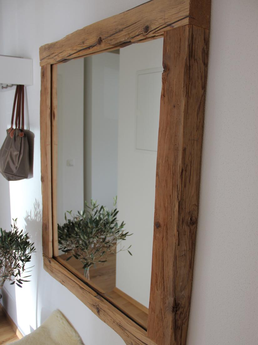 Ein Unikat aus rustikalem Holz. Spiegel aus Altholz.