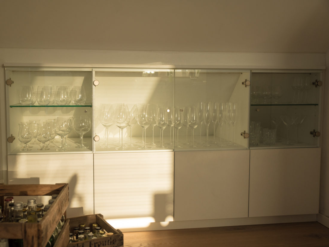 Die unteren Schubkästen des Barschranks von RUPPERTdesign bieten Platz für Flaschen und sogar Getränkekisten.
