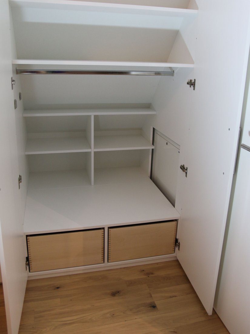 Ein maßgefertigter Einbauschrank von RUPPERTdesign passt millimetergenau. Auch als Einbauschrank für Ihre Dachschräge.