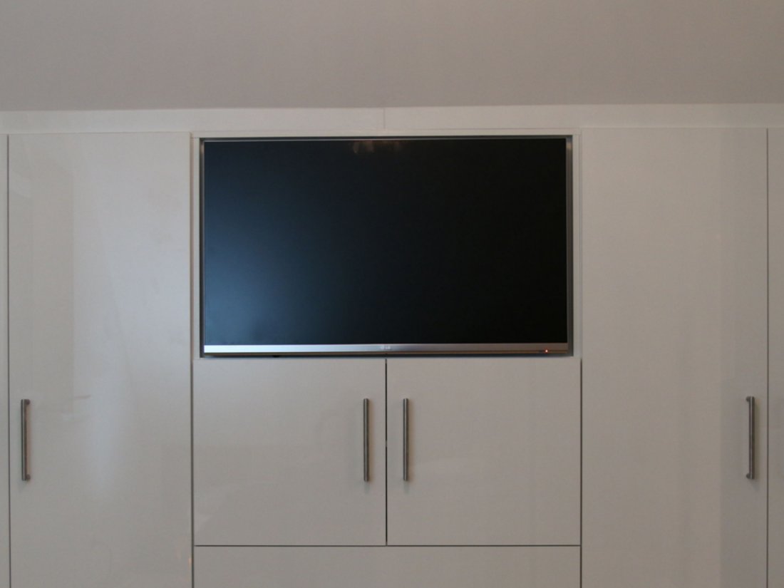 Ein maßgefertigter Einbauschrank von RUPPERTdesign passt millimetergenau. Auf Wunsch mit eingebautem LED TV Fernseher.