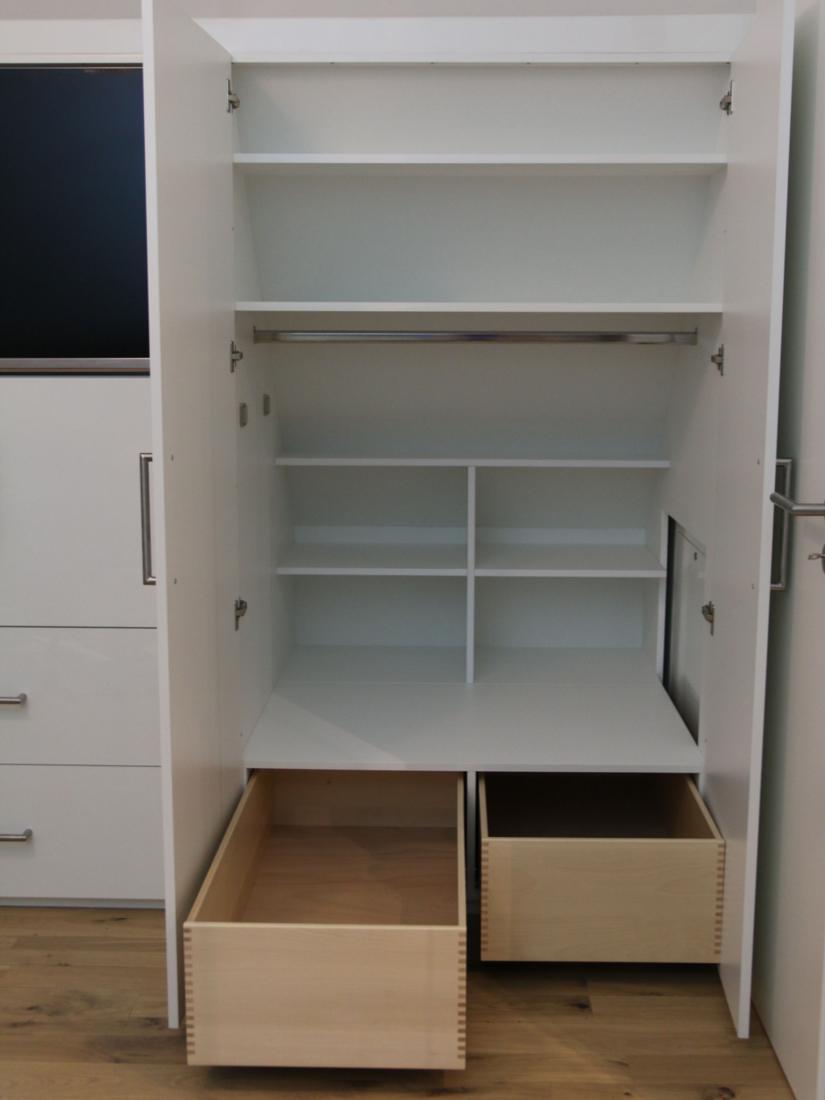 Ein maßgefertigter Einbauschrank von RUPPERTdesign erfüllt all Ihre Wünsche. Auch als Einbauschrank mit Fernseher.