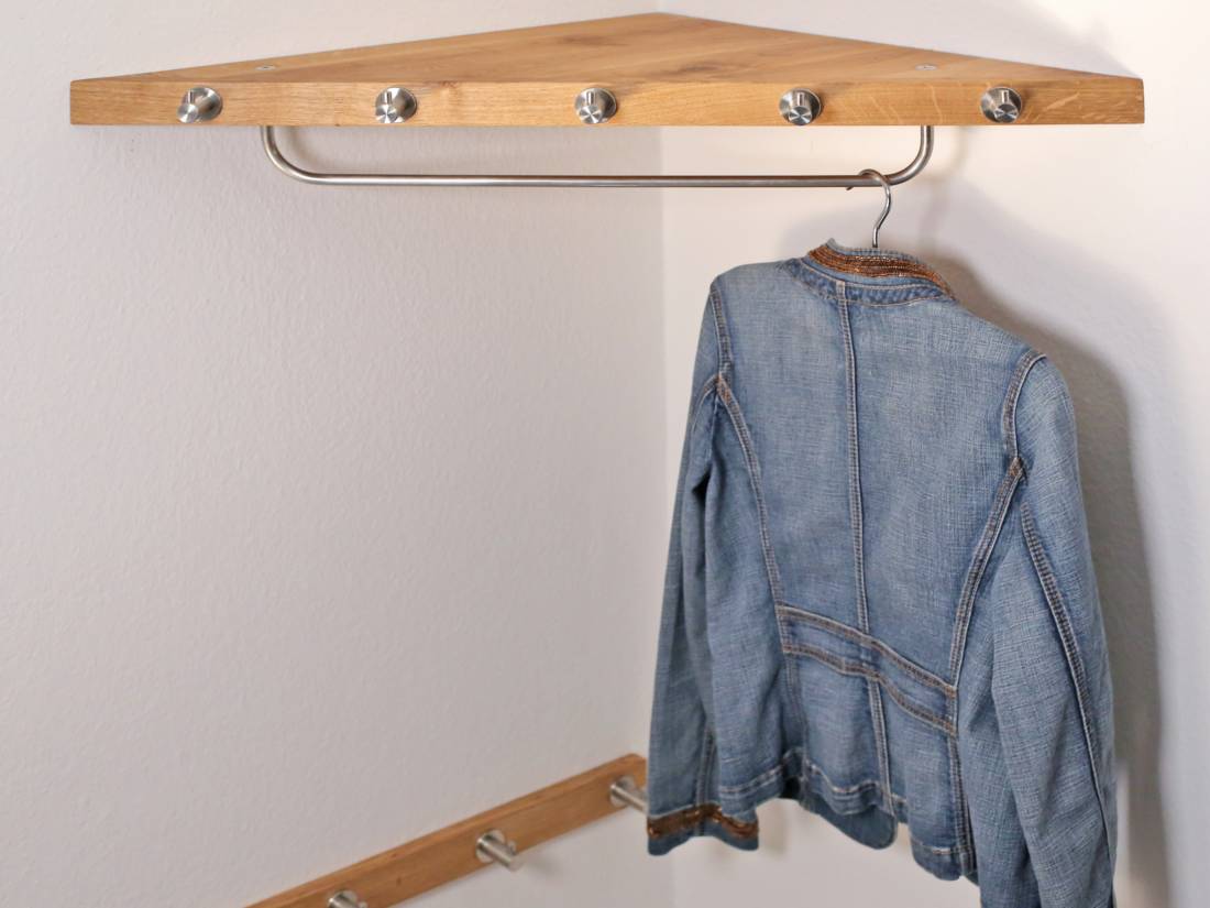 Die Garderobe für wenig Platz wird in jeder Ecke montiert.