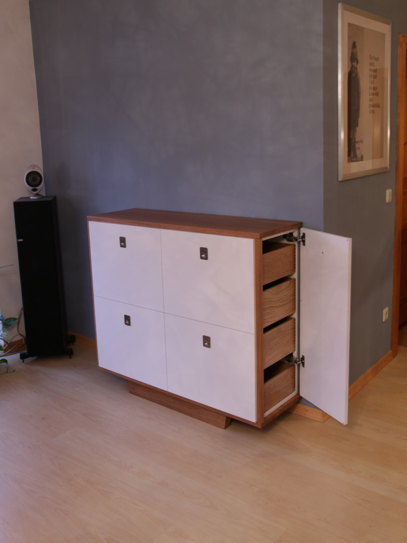 Zwei Sideboards werden zur Wickelkommode Amy.