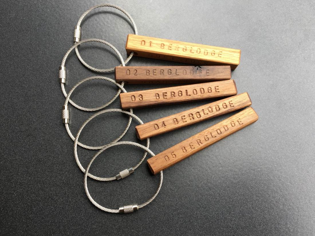 Individueller Schlüsselanhänger aus Holz mit Ihrem Wunschnamen oder Ihrem Wunschtext. .