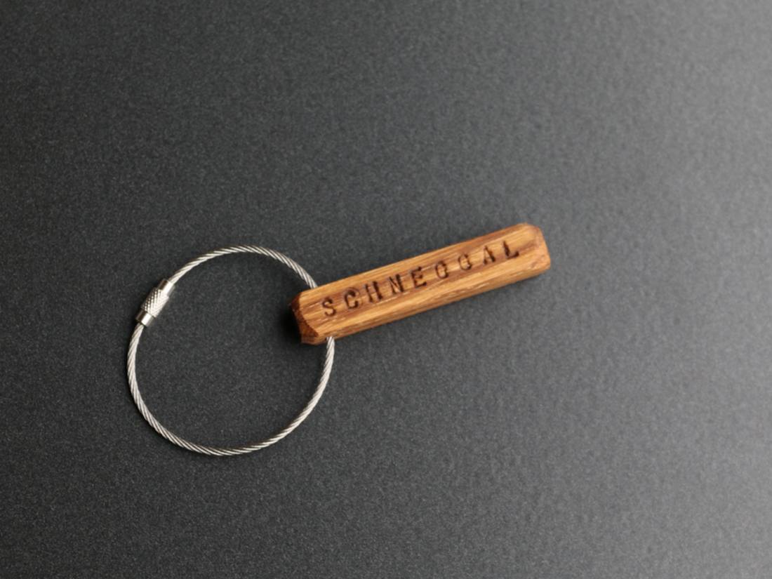 Bayrische Schlüsselanhänger aus Holz von RUPPERTdesign mit Wunschtext lieferbar.
